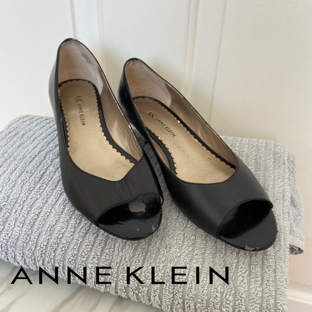 Anne Klein - black leather kitten heels pumps